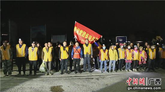 中国铁路南宁局集团有限公司桂林工务段连夜成立党团员突击队紧锣密鼓对湘桂线K378+328道口进行拆除。冷鹏飞 摄