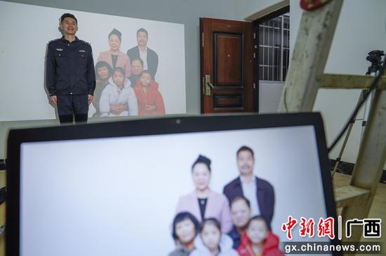 2月9日，廖才立正在与家人隔空拍摄“合影”。张一凡 摄