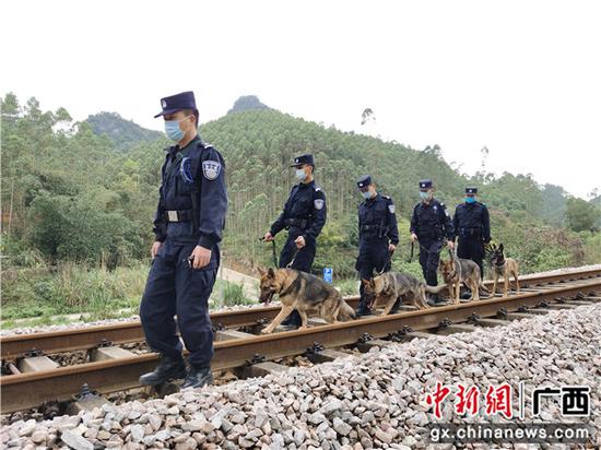 图为处突队员与警犬巡逻边境铁路线。马玉利  摄