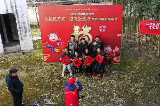 免费为“新安吉人”拍摄全家福 潘学康供图
