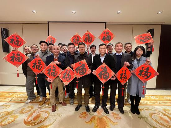 在绍台商与台办系统共同举“福”字合影。 项菁供图