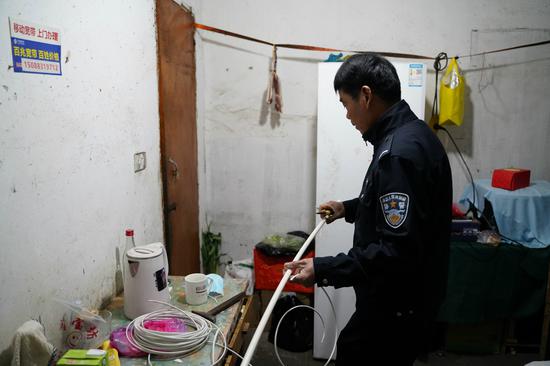 民警为新居民收拾屋子 李娜供图