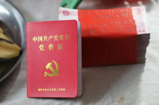 李宝金的党费证及他捐献的50100元特殊党费 国网浙江台州供电公司供图