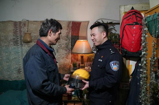 民警为新居民送爱心头盔 李娜供图