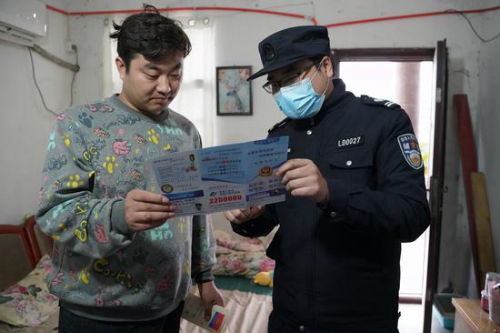 民警宣传防诈知识 李娜供图