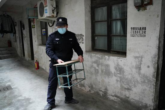 民警为新居民排查安全隐患 李娜供图