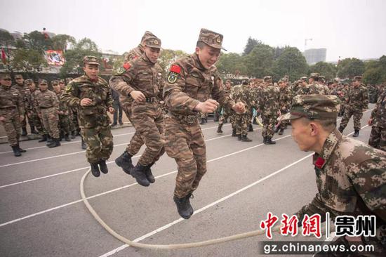 图为官兵开展跳绳游戏。