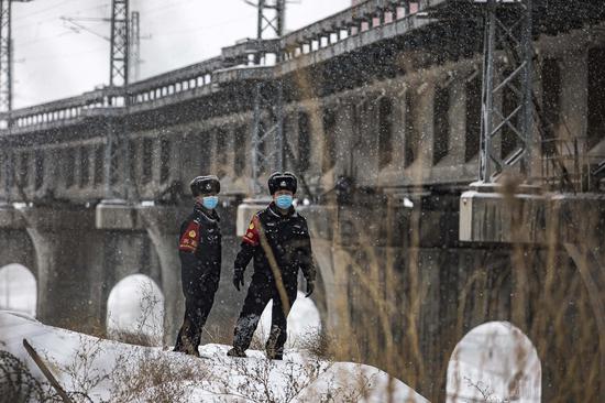 民警冒雪对高铁线路牵引线进行安全巡查