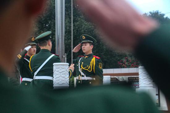 武警浙江总队衢州支队官兵在营区举行庄严的升旗仪式。陈铭泽 摄
