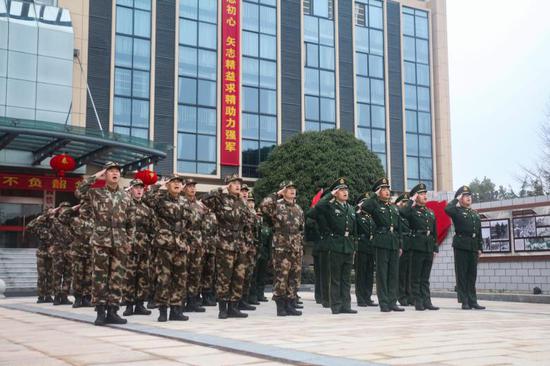 武警浙江总队衢州支队官兵在营区举行庄严的升旗仪式。陈铭泽 摄