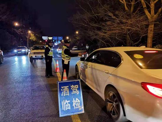 杭州警方开展酒驾临检。杭州公安 供图