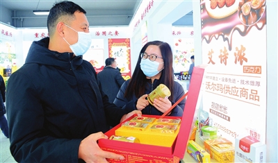 春节期间，北辰区农产品展示中心的本地百种特色农产品销售火爆。