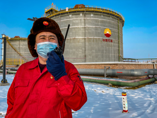新疆油田公司油气储运公司员工正在向中控室汇报生产现场运行情况。王涛 摄