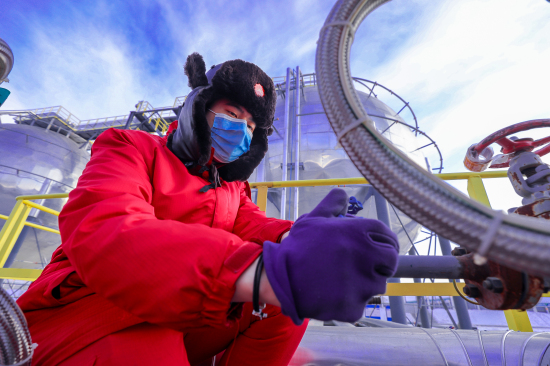 新疆油田公司采气一厂克拉美丽气田员工正在深冷装置调整现场参数。王涛 摄
