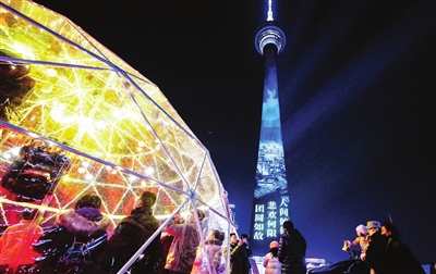 春节期间，天塔风景区灯光秀、巨型星空魔球等多个互动展现活动吸引游客前来打卡，感受津城的春节气息。