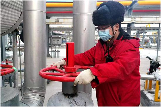 新疆油田采气员工春节期间值守一线保供气。康雪茹 摄