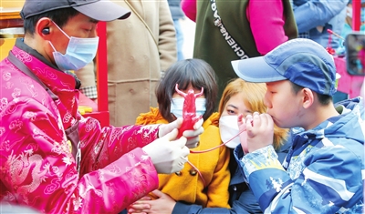 春节期间，天津民俗吸引众多游客，小朋友们吹个“福牛”过新年。