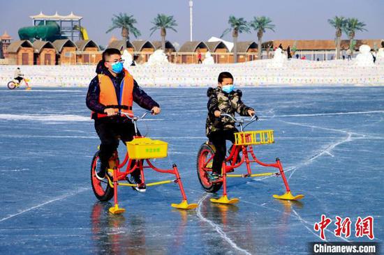 游客体验冰上自行车。　年磊 摄

