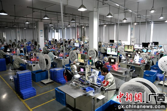 南宁贝联特种金属制品有限公司生产车间内工人正在工作岗位上紧张作业 潘志安 摄