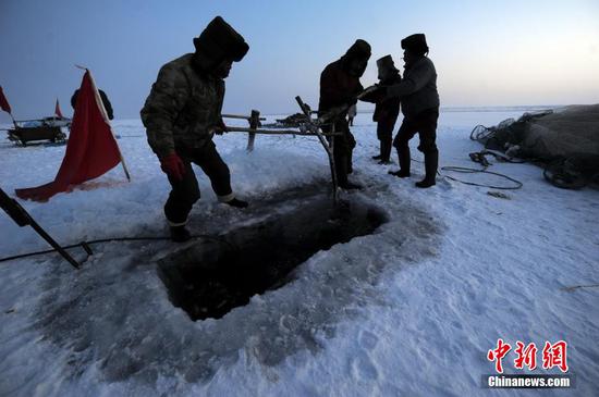 踏雪尋魚！新疆烏倫古湖千米大網冰下捕魚場面壯觀