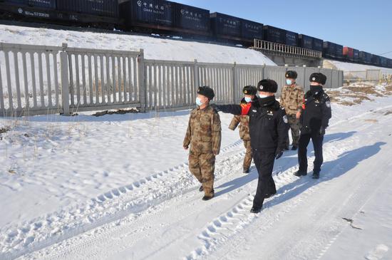 乌鲁木齐铁路公安局与十师北屯市 兵地共保春运铁路安全