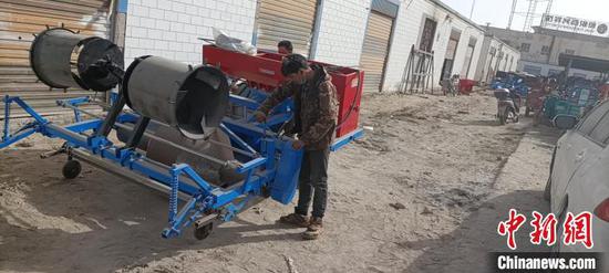 新疆喀什农民研制开沟平地覆膜播种施肥一体高效种瓜机。巴楚县委宣传部供图