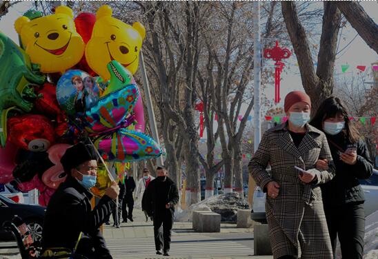 2月18日，新疆裕民县城镇居民趁着好天气外出活动。