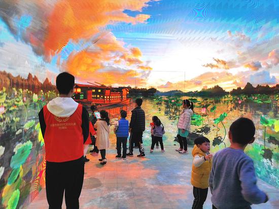 城东街道东山南文化礼堂设立“3D”体验馆，用科技体验增强青少年主题教育。陈力 摄