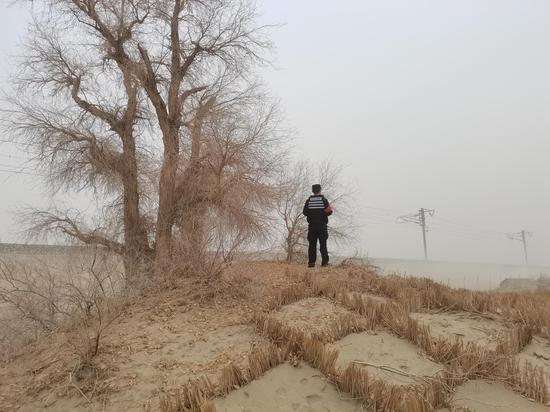 新疆若羌鐵警開展惡劣天氣下線路巡視檢查