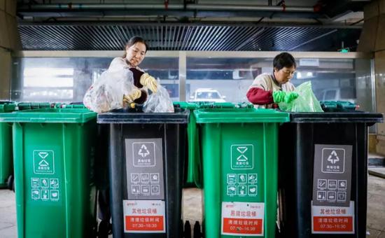　　温岭市将生活垃圾分类纳入物业管理考核，明确由物业负责小区生活垃圾分类设施配备、宣传督导、分拣回收等工作。陶仙萍 摄