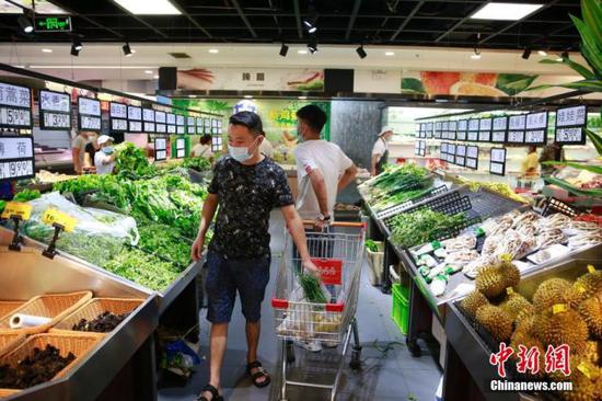 资料图：市民在采购蔬菜。 中新社记者 蒋启明 摄