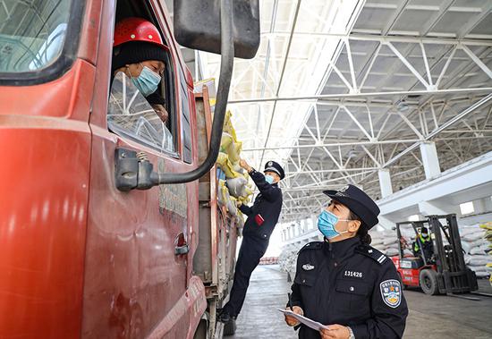 乌鲁木齐铁路公安局哈密公安处哈密站派出所民警对货场职工开展安全提示。