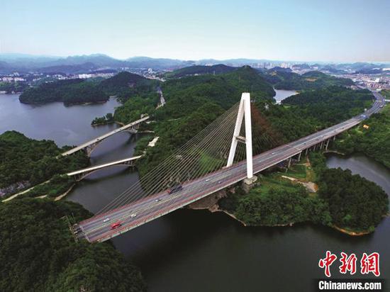 资料图：沪昆高速公路贵州境红枫湖大桥。　韩双喜 摄