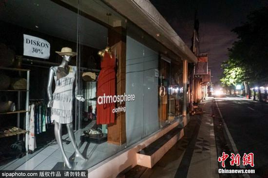 当地时间2021年2月16日，印尼巴厘，为避免新冠疫情传播，印尼推出宵禁措施，往日最繁华的购物街也变得十分冷清。图片来源：Sipaphoto