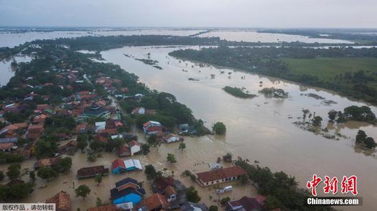 当地时间2月22日，印度尼西亚西爪哇省Bekasi，从航拍照片可以看到被洪水侵袭的住宅区。