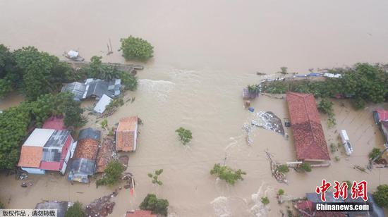 当地时间2月22日，印度尼西亚西爪哇省Bekasi，洪水侵袭居民区。