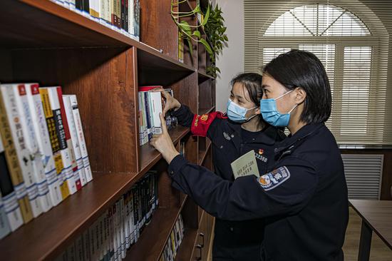 青年民警党员在《警察书屋》认真查阅学习有关关党史类的书籍。