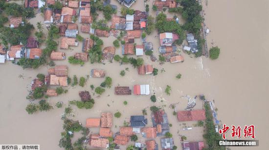 当地时间2月22日，印度尼西亚西爪哇省Bekasi，航拍照片显示大量房屋淹没在洪水中。