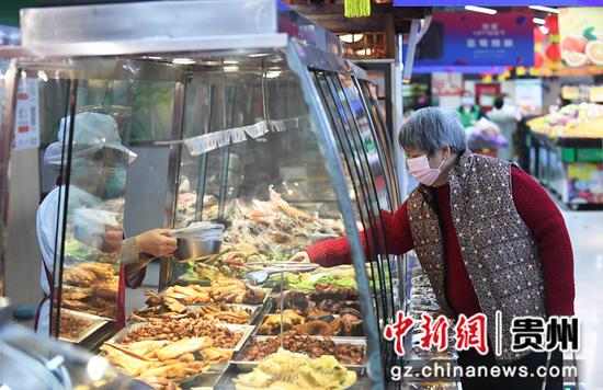 消费者在贵州省贵阳市南明区一超市内选购卤制品。赵松摄