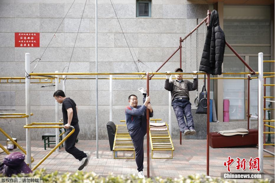 2月20日，天津市民穿短袖在户外健身。当日，天津市区最高气温达到23.1℃，再次刷新该市自1951年以来2月份历史同期的温度极值。 中新社记者 佟郁 摄