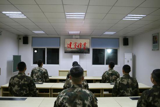 官兵观看《建党伟业》。武警杭州支队 供图