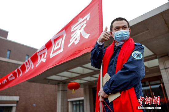 2月13日，大年初二，天津市支援河北省邢台市院前医疗队44名急救人员结束隔离回家团聚。 中新社记者 佟郁 摄