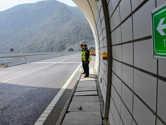 工作人员在检测隧道来车预警系统——“壁虎”。浙江省交通集团浙高运公司供图
