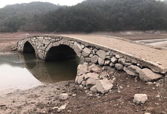 图为：金华浦江通济桥水库水位下降。萧云集（通讯员）摄