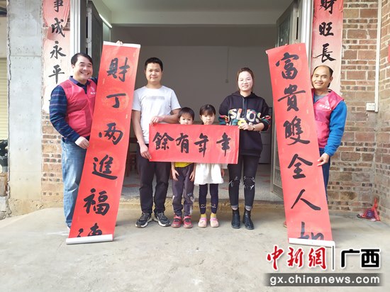 横县志愿者为文明家庭送去新春祝福    横县新时代文明实践中心供图