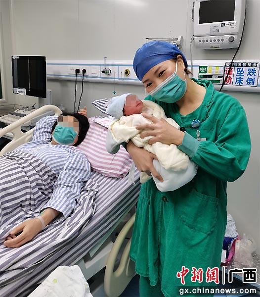 图为李女士与刚出生孩子合照。广西壮族自治区人民医院供图