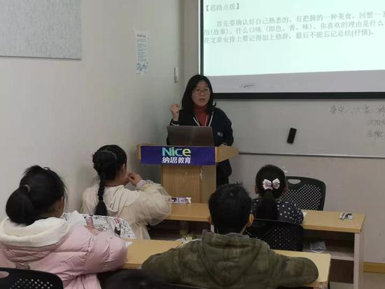 杭州一培训机构正在对学生进行辅导（图文无关）。  童笑雨 摄