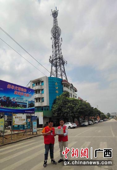 在崇左龙州的水口口岸，中国移动广西公司网络维护人员正在检测5G网络信号。 凌瑞东 摄