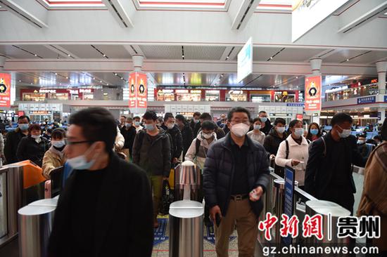 贵阳车站积极应对春运出行“高峰”。
