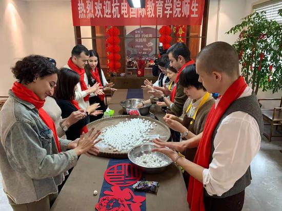 杭电留学生包汤圆。潘晓利 供图